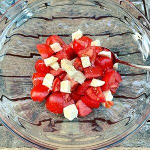 Salade de tomates avec de la Tome fraîche à la place de la mozzarella
